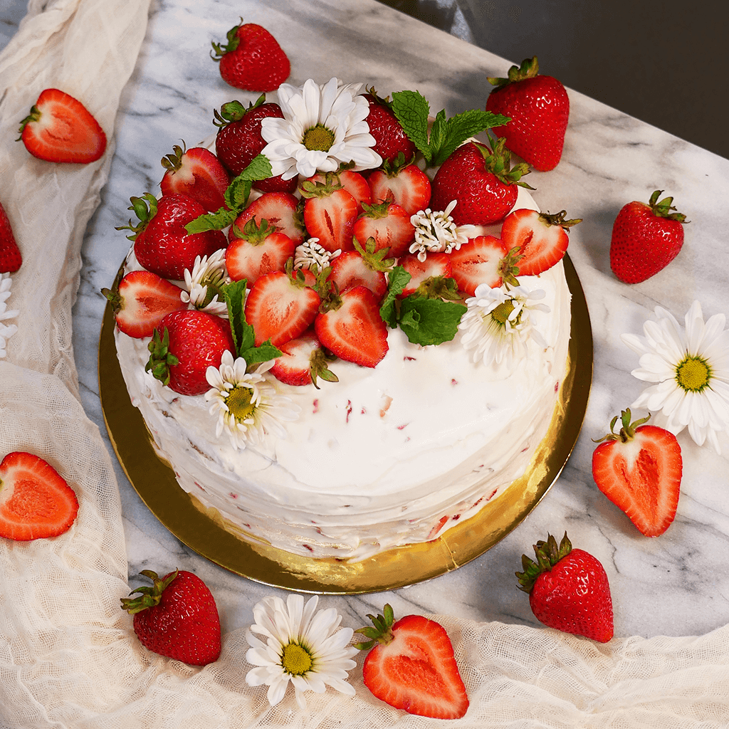 10 beautiful ways to decorating a cake with strawberries for any occasion