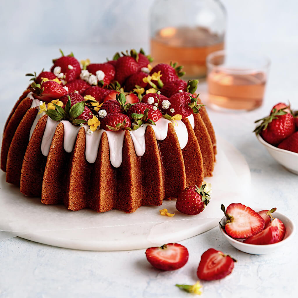 Albums 93+ Images how to decorate a bundt cake with strawberries Superb