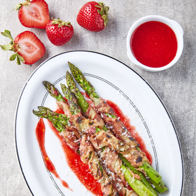 Grilled asparagus with Strawberry Sauce
