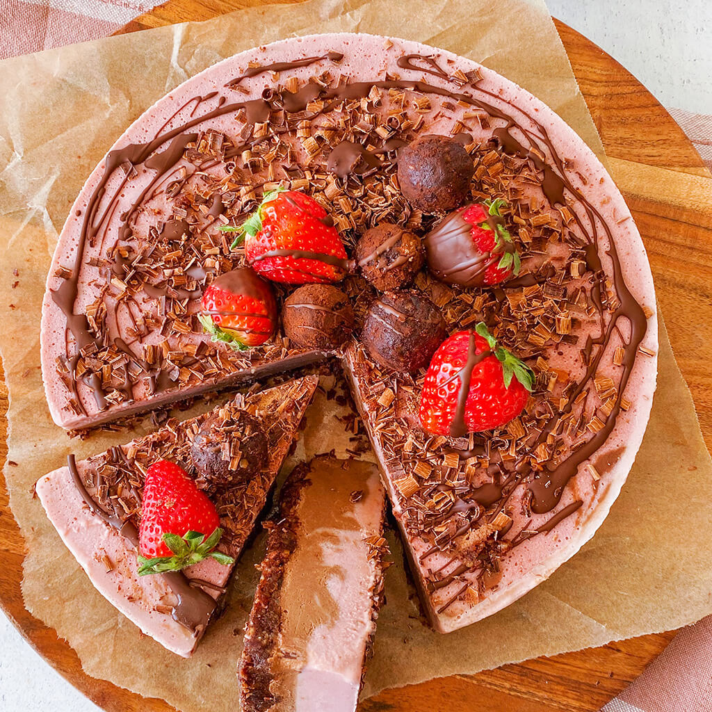 Vegan No-Bake Chocolate Strawberry Cak